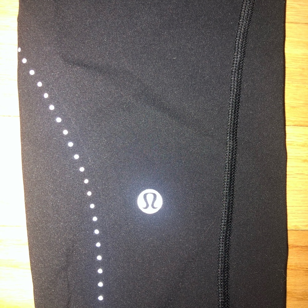 LULULEMON LEGGINGS REFLECTIVE & HAS ZIPPER POCKETS